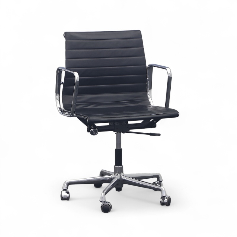 Image of Vitra Aluminum Chair EA 117 Leather with fixed armrests, Black/Chrome-plated, Heavily used, Ergonomic chair - ideal for flexible working
