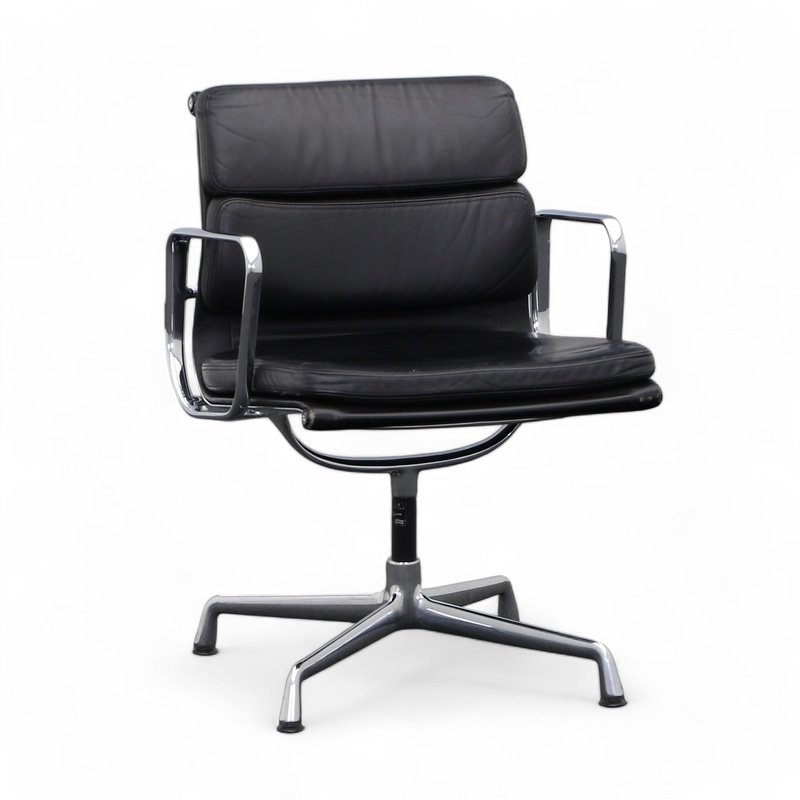 Image of Vitra Soft Pad Chair EA 208 Black with fixed armrests, Normal used - Robust & stylish