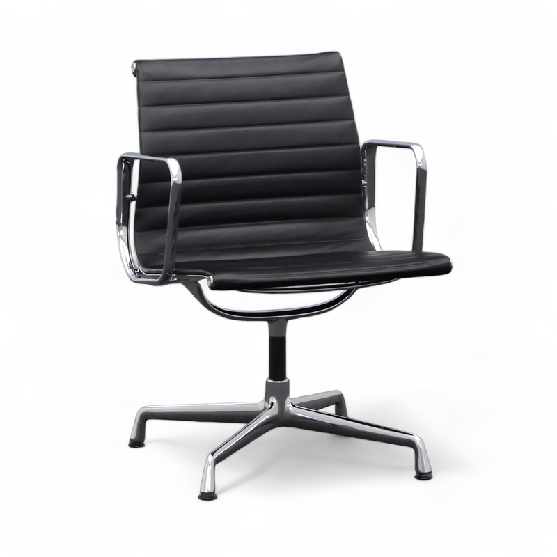 Image of Vitra Aluminum Chair EA 107 Leather Black with fixed armrests, Normal used - Robust & stylish