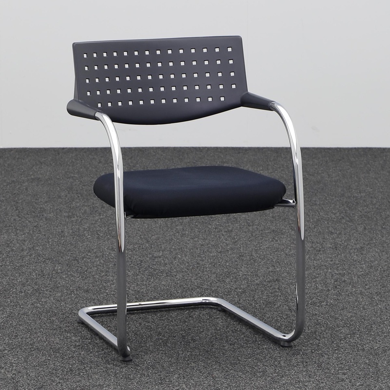 Image of Vitra Visavis conference chair Black with fixed armrests, Free swinging, Normal used - Perfect for visitors and guests