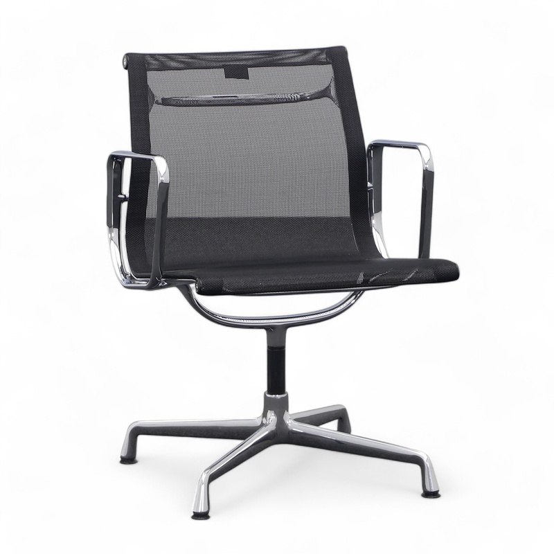 Image of Vitra Aluminum Chair EA 108 Mesh Black with fixed armrests, Normal used - Robust & stylish