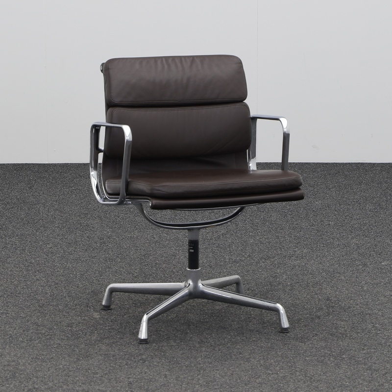 Image of Vitra Soft Pad Chair EA 208 Brown with fixed armrests, Normal used - Robust & stylish