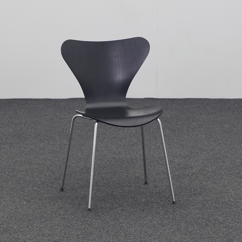 Image of 4-leg chairs Fritz Hansen Serie 7 Black without armrests, Normal used - Perfect for office and reception