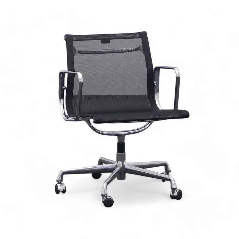 Image of Vitra Aluminum Chair EA 108 Mesh on castors with fixed armrests, Black, Normal used, Ergonomic chair - ideal for flexible working