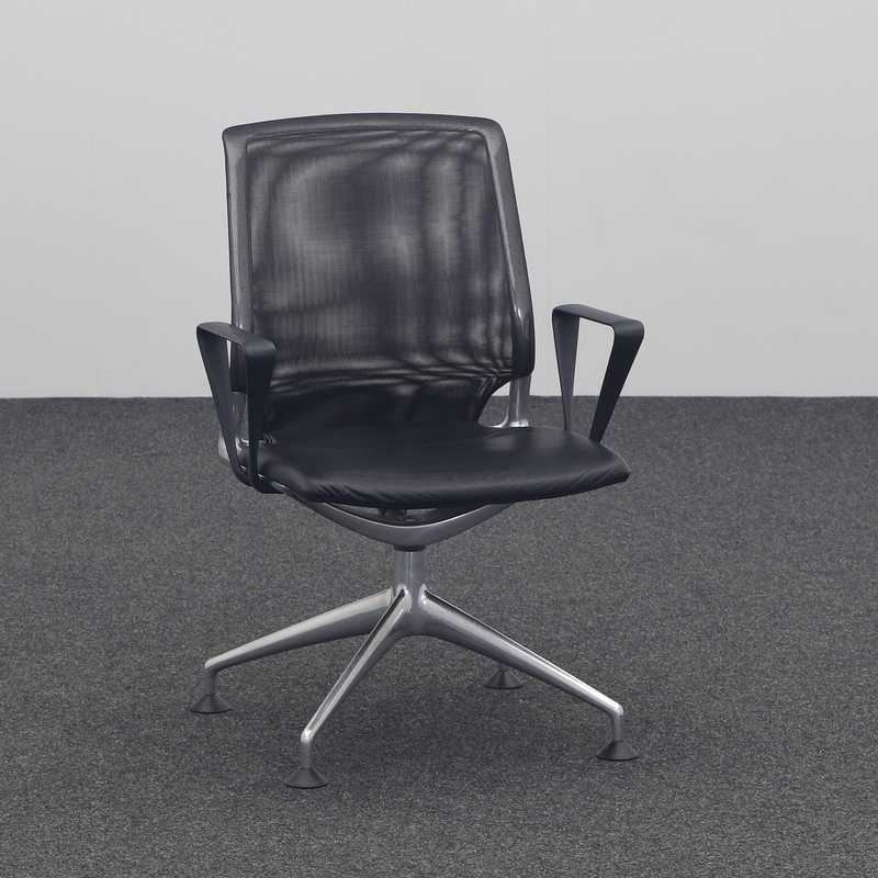 Image of Vitra Meda conference conference chairs Black with fixed armrests, Normal used - Robust & stylish