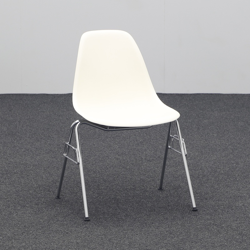 Image of Vitra Eames Plastic Side Chair DSS White/Chrome-plated without armrests, Normal used - Perfect for office and reception