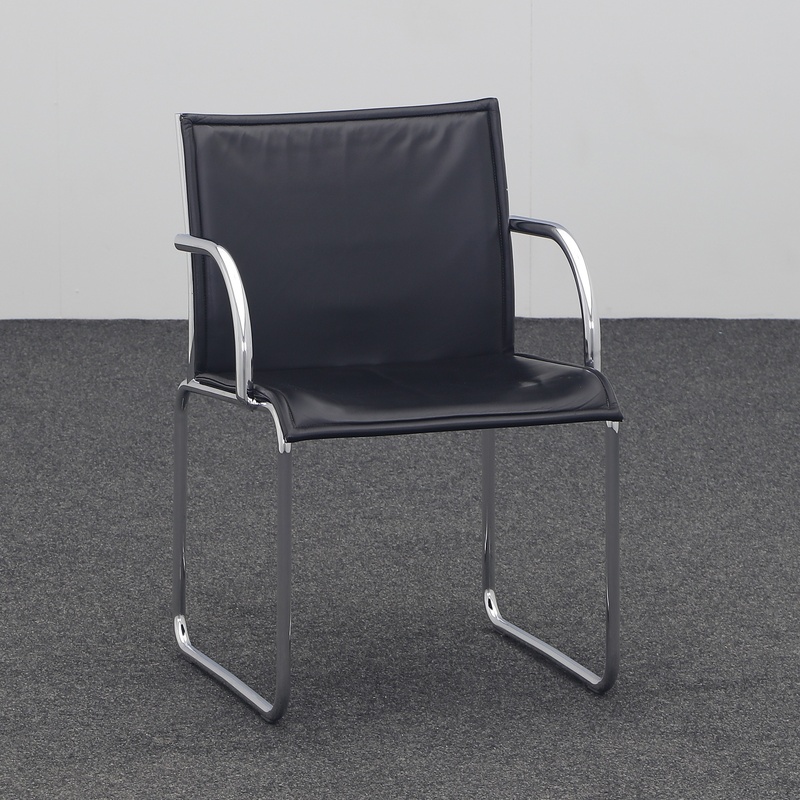 Image of Sled chair genuine leather black Black/Chrome-plated with fixed armrests, Normal used - Comfortable seating