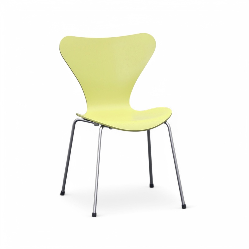 Image of Fritz Hansen Series 7 Chair Green/Silver gray without armrests, Good - Perfect for office and reception