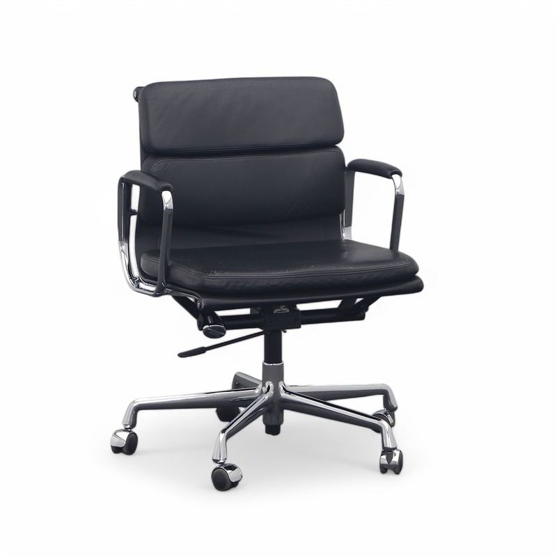 Image of Vitra Soft Pad Chair EA 217 with fixed armrests, Black/Chrome-plated, Heavily used, Ergonomic chair - ideal for flexible working